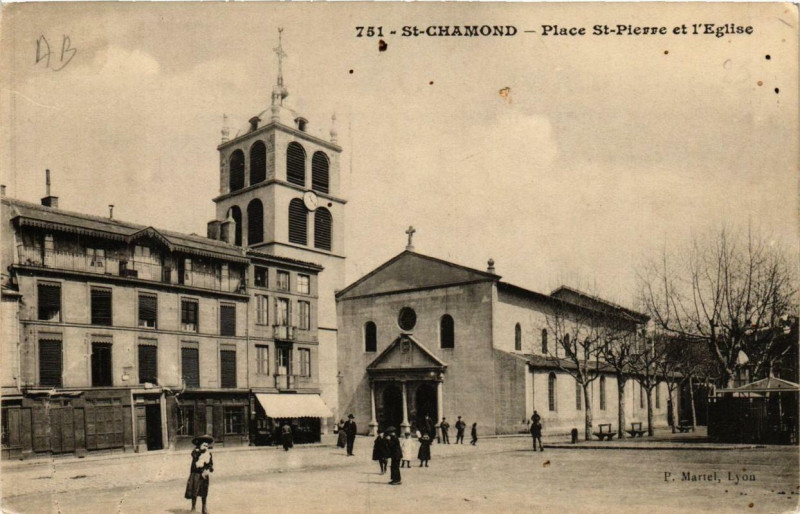Carte postale ancienne Saint-Chamond Place Saint-Pierre et l'Eglise à Saint-Chamond