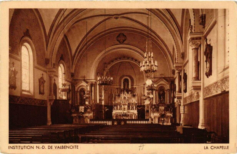 Carte postale ancienne Saint-Etienne Institut N.-D. De Valbenote. La Chapelle à Saint-Étienne