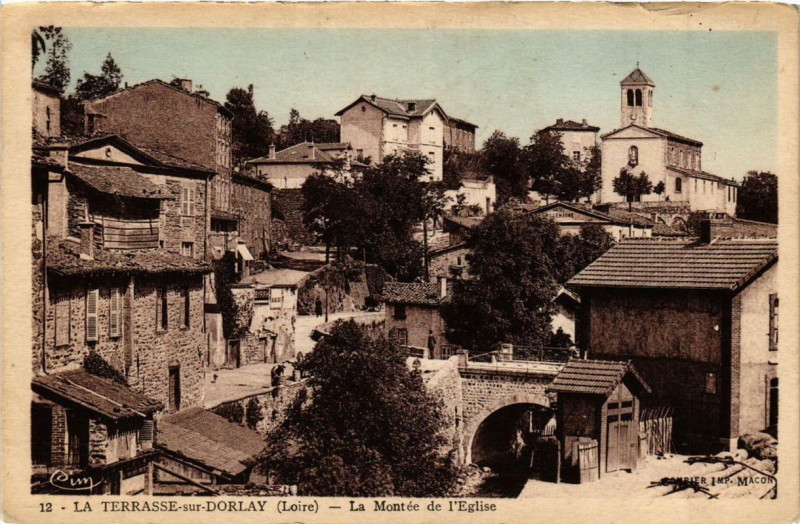 Carte postale ancienne La Terrasse-sur-Dorlay La Montée de l'Eglise à Lay
