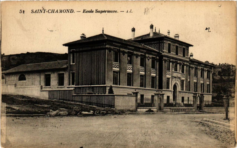 Carte postale ancienne Saint-Chamond Ecole Superieure à Saint-Chamond
