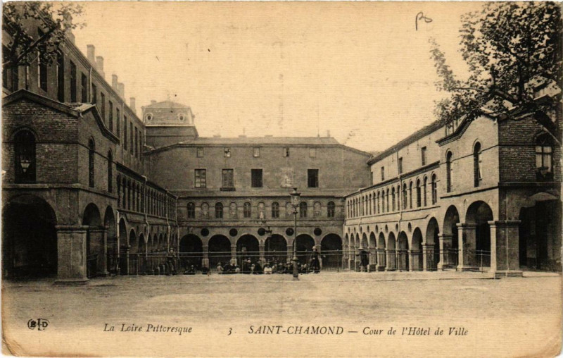 Carte postale ancienne Saint-Chamond Cour de l'Hotel de Ville à Saint-Chamond