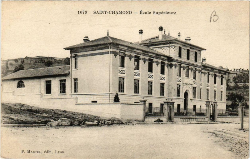 Carte postale ancienne Saint-Chamond Ecole Superieure à Saint-Chamond