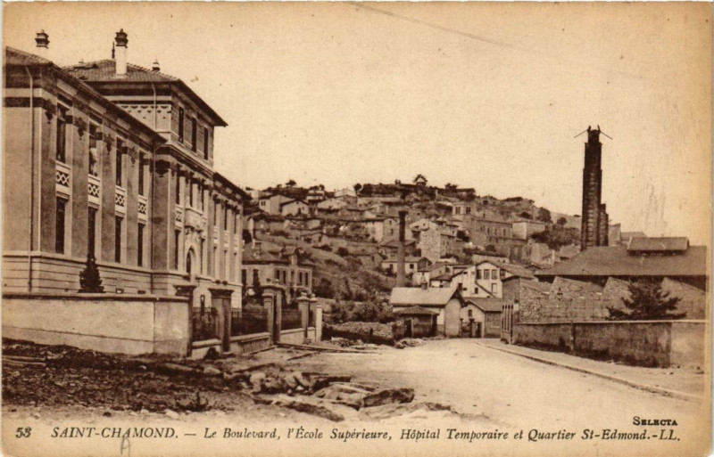 Carte postale ancienne Saint-Chamond Le Boulevard l'Ecole Superieure à Saint-Chamond