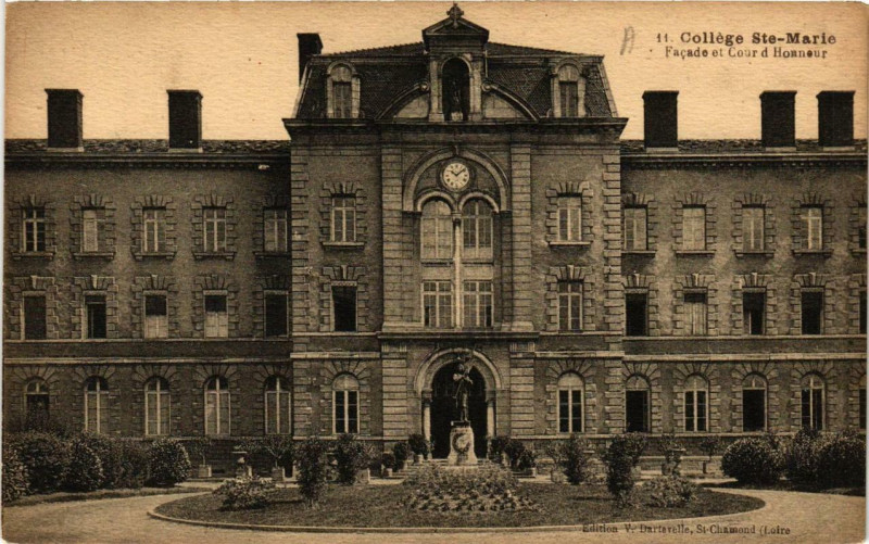 Carte postale ancienne Saint-Chamond Facade et Cour d'Honneur à Saint-Chamond