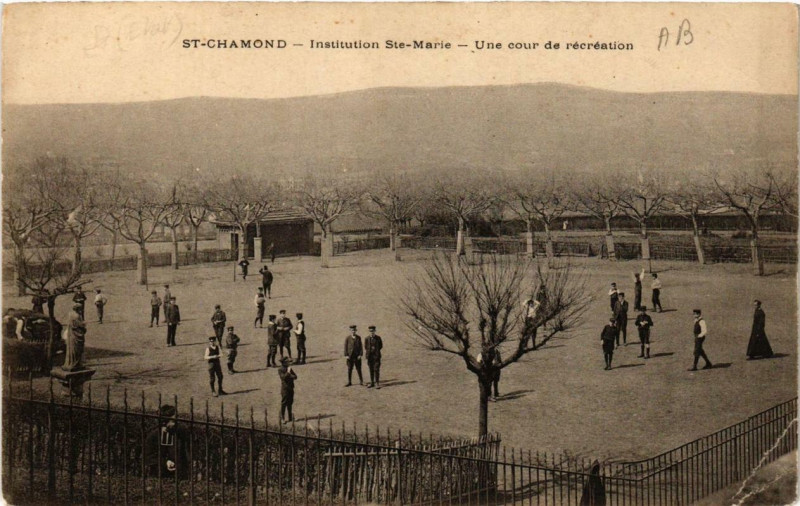 Carte postale ancienne Saint-Chamond Institution Sainte-Marie Une cour de recreation à Saint-Chamond