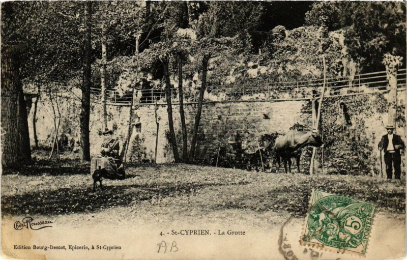 Carte postale ancienne Saint-Cyprien La Grotte à Saint-Cyprien