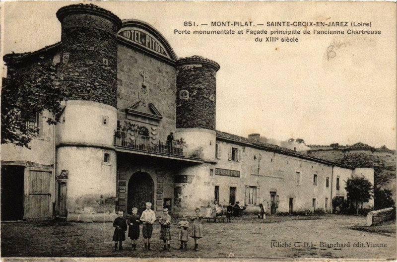 Carte postale ancienne Mont Pilat Sainte-Croix-en-Jarez Porte monumentale à Sainte-Croix-en-Jarez
