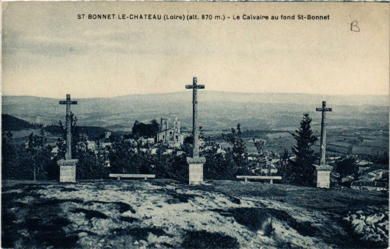 Carte postale ancienne Saint-Bonnet-le-Chateau Le Calvaire au fond Saint-Bonnet à Saint-Bonnet-le-Château