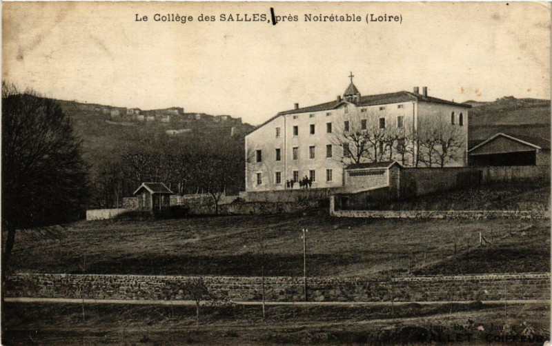 Carte postale ancienne Le College des Salles pres Noiretable à Noirétable