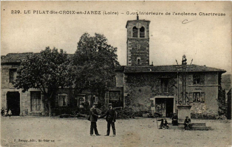 Carte postale ancienne Le Pilat Sainte-Croix-en-Jarez Cour interieure de l'ancienne à Sainte-Croix-en-Jarez