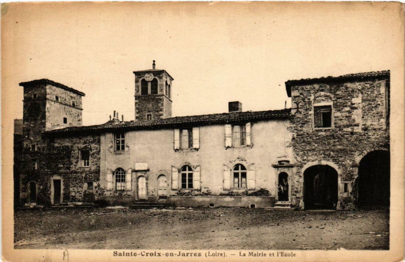 Carte postale ancienne Sainte-Croix-en-Jarez La Mairie et l'Ecole à Sainte-Croix-en-Jarez