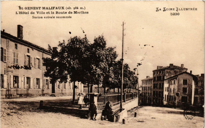 Carte postale ancienne Saint-Genest Malifaux L'Hotel de Ville et la Route de Marlhes à Marlhes