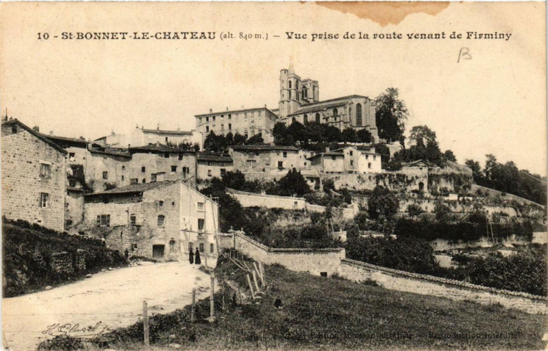 Carte postale ancienne Saint-Bonnet-le-Chateau Vue prise de la route venant de Firminy à Saint-Bonnet-le-Château