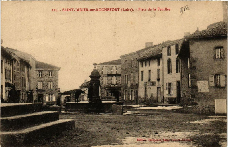 Carte postale ancienne Saint-Didier-sur-Rochefort Place de la Feuillée à Saint-Didier-sur-Rochefort