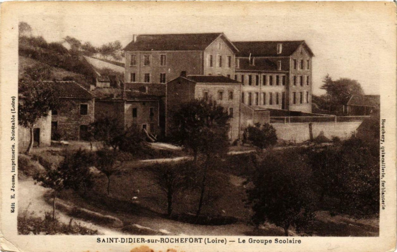 Carte postale ancienne Saint-Didier-sur-Rochefort Le Groupe Scolaire à Saint-Didier-sur-Rochefort