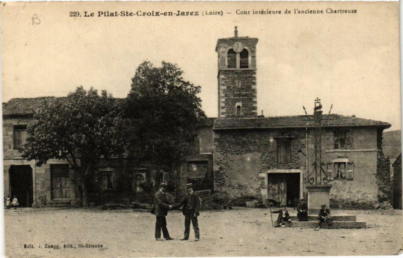 Carte postale ancienne Le Pilat Sainte-Croix-en-Jarez Cour interieure à Sainte-Croix-en-Jarez