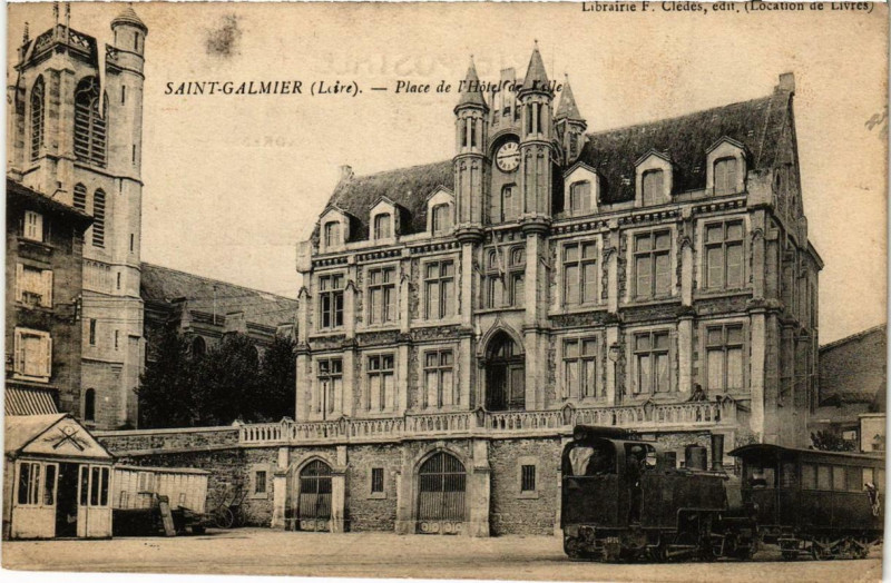 Carte postale ancienne Saint-Galmier Place de l'Hotel de Ville à Saint-Galmier