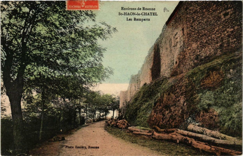 Carte postale ancienne Saint-Haon-le-Chatel Les Remparts à Saint-Haon-le-Châtel