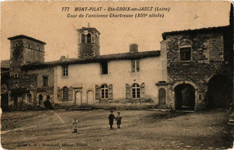 Carte postale ancienne Mont Pilat Sainte-Croix-en-Jarez Cour de l'ancienne Chartreuse à Sainte-Croix-en-Jarez