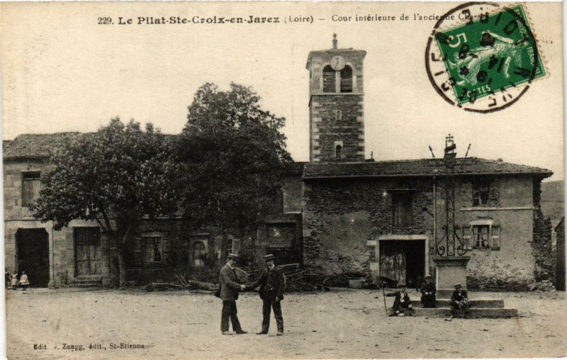 Carte postale ancienne Le Pilat Sainte-Croix-en-Jarez Cour de l'ancienne Chartreuse à Sainte-Croix-en-Jarez