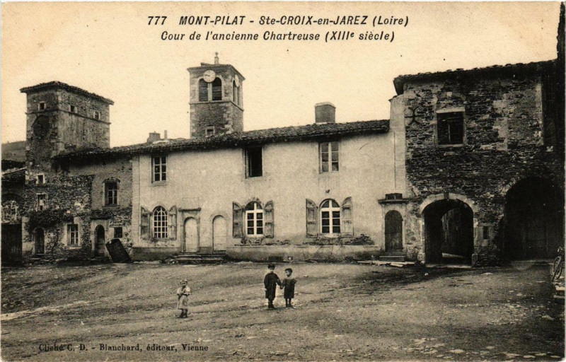 Carte postale ancienne Mont Pilat Sainte-Croix-en-Jarez Cour de l'ancienne Chartreuse à Sainte-Croix-en-Jarez
