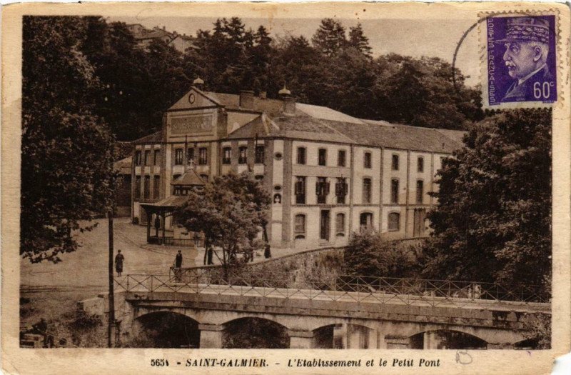 Carte postale ancienne Saint-Galmier L'Etabl. et le Petit Pont à Saint-Galmier