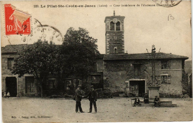 Carte postale ancienne Le Pilat Sainte-Croix-en-Jarez Cour interieure de l'ancienne à Sainte-Croix-en-Jarez