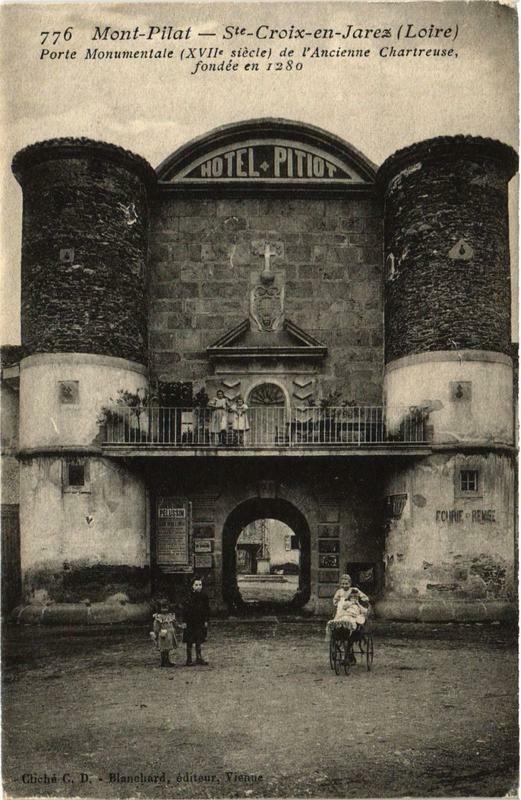 Carte postale ancienne Mont-Pilat Sainte-Croix-en-Jarez Porte Monumentale à Sainte-Croix-en-Jarez