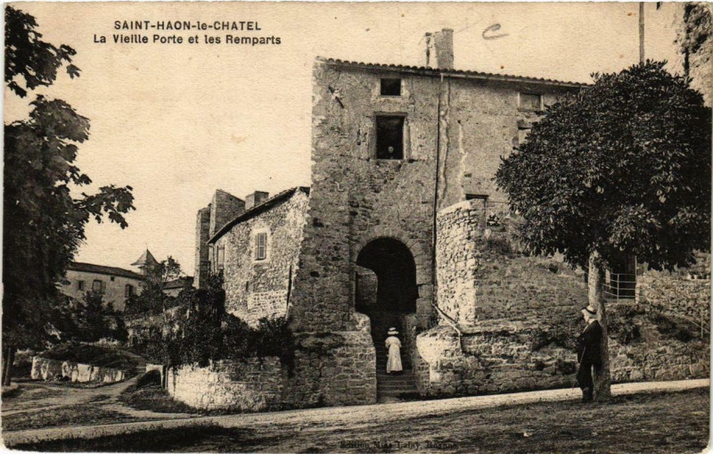 Carte postale ancienne Saint-Haon-le-Chatel La Vieille Porte et les Remparts à Saint-Haon-le-Châtel