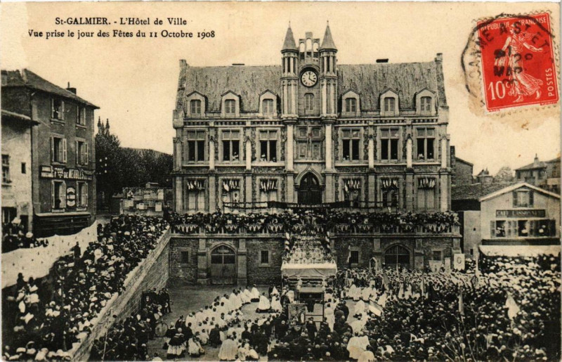 Carte postale ancienne Saint-Galmier L'Hotel de Ville vue prise le jour des Fetes à Saint-Galmier