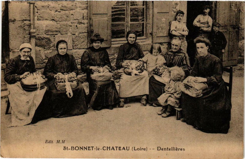 Carte postale ancienne Saint-Bonnet-le-Chateau Dentellieres à Saint-Bonnet-le-Château