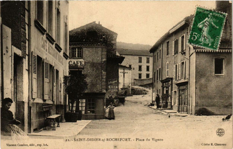 Carte postale ancienne Saint-Didier-sur-Rochefort Place du Vigeon à Saint-Didier-sur-Rochefort