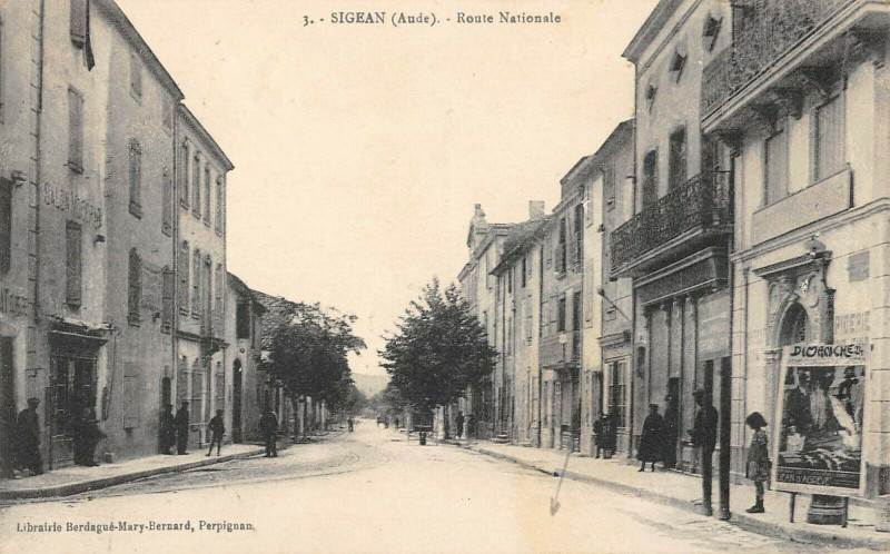 Carte postale ancienne Sigean Route Nationale à Sigean