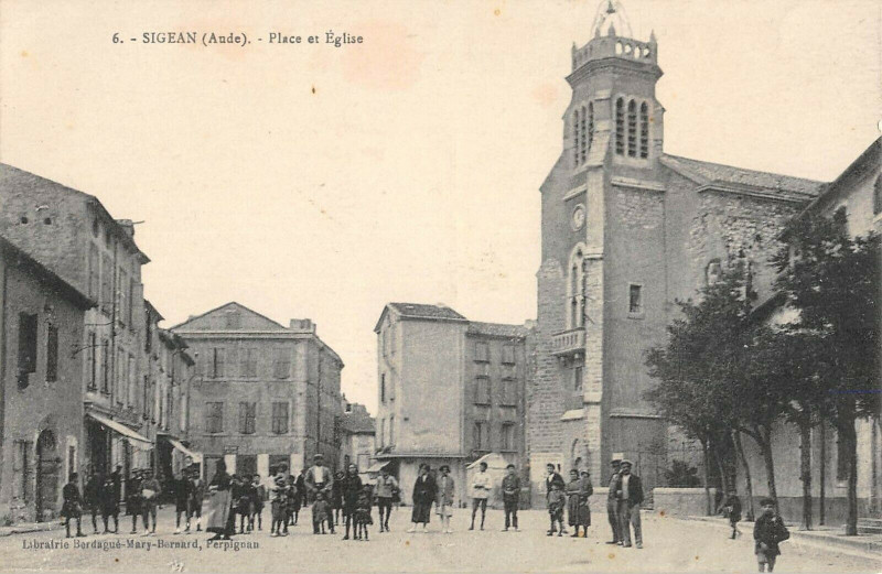 Carte postale ancienne Sigean Place Et Eglise à Sigean