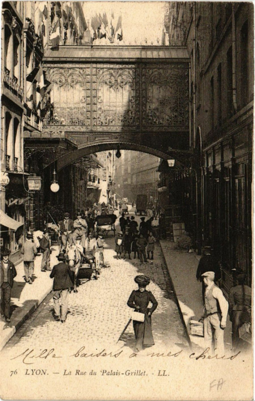 Carte postale ancienne Lyon - La Rue du Palais Grillet à Lyon