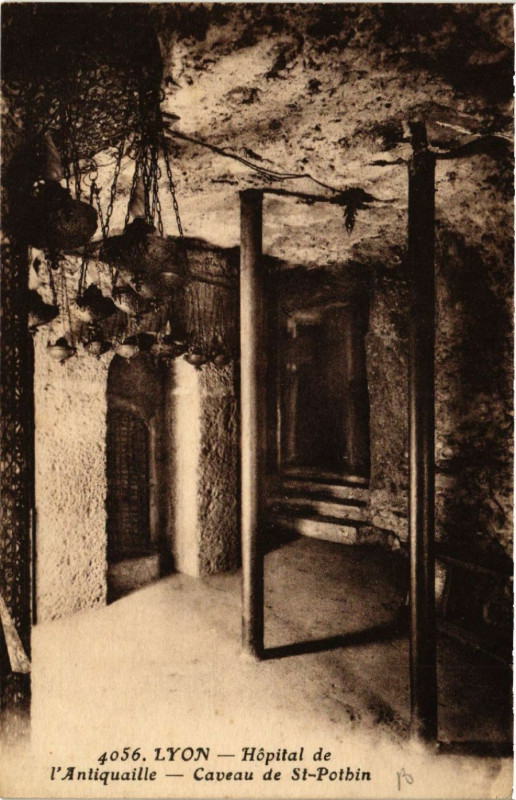 Carte postale ancienne Lyon - Hopital de l'Antiquaille - Caveau de Saint-Pothin à Lyon