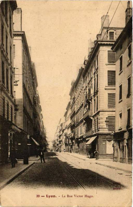 Carte postale ancienne Lyon - La Rue Victor Hugo à Lyon