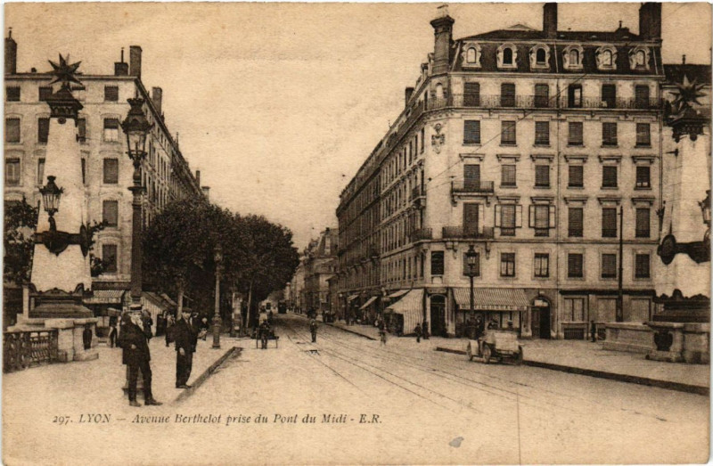 Carte postale ancienne Lyon - Avenue Berthelot prise du Pont du Midi à Lyon