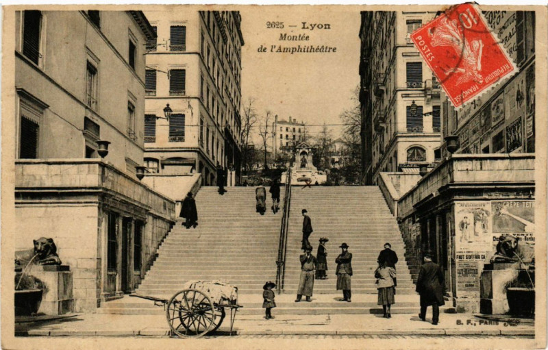 Carte postale ancienne Lyon - Montée de l'Amphitheatre à Lyon