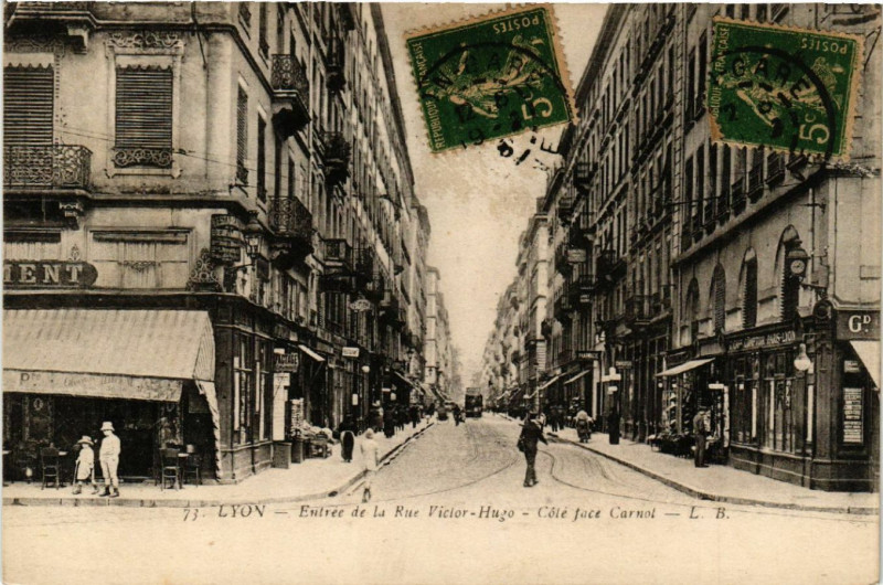 Carte postale ancienne Lyon - Entrée de la Rue Victor Hugo à Lyon