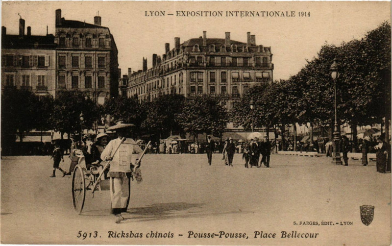 Carte postale ancienne Lyon - Rickshas chinois - Pousse-Pousse Place Bellecour à Lyon