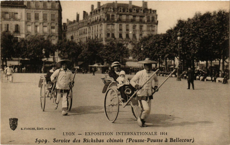 Carte postale ancienne Lyon - Service des Rickshas chinois à Lyon