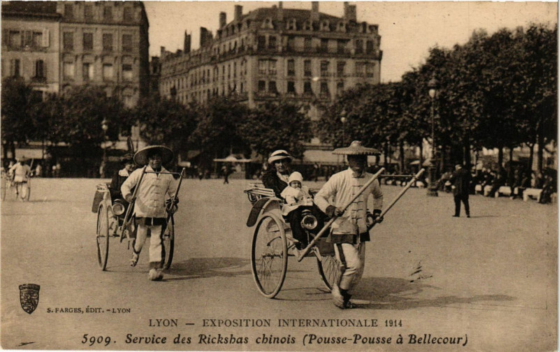 Carte postale ancienne Lyon - Service des Rickshas chinois à Lyon