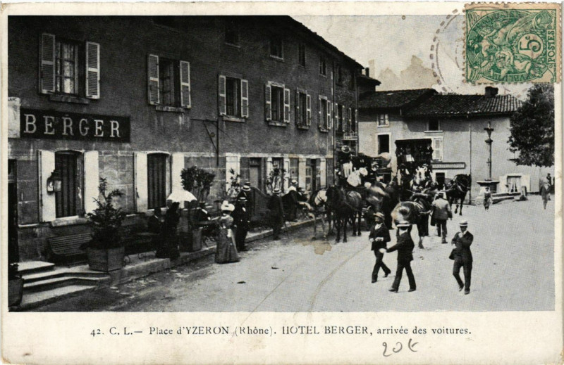 Carte postale ancienne Place d'Yzeron - Hotel Berger arrivée des voitures à Yzeron