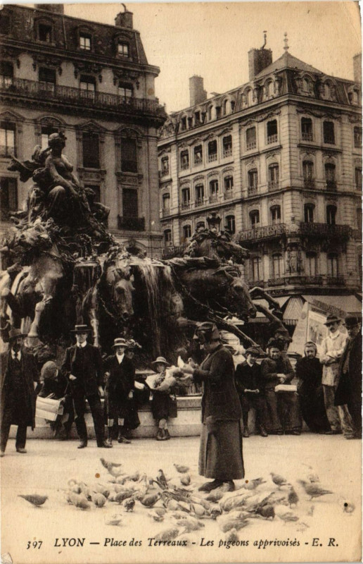 Carte postale ancienne Lyon - Place des Terreaux - Les pigeons apprivoises à Lyon
