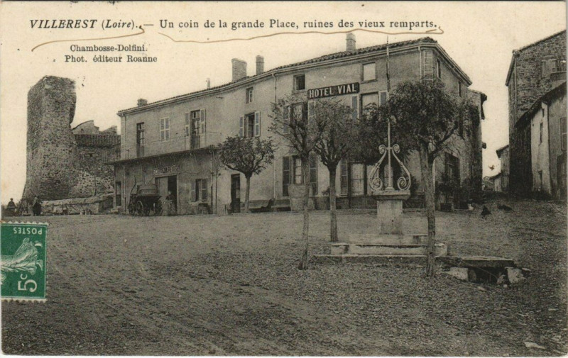 Carte postale ancienne Villerest Un coin de la Grande Place ruines des vieux remparts à Villerest