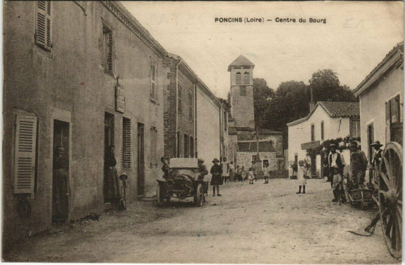 Carte postale ancienne PONCINs. Centre du Bourg à Poncins