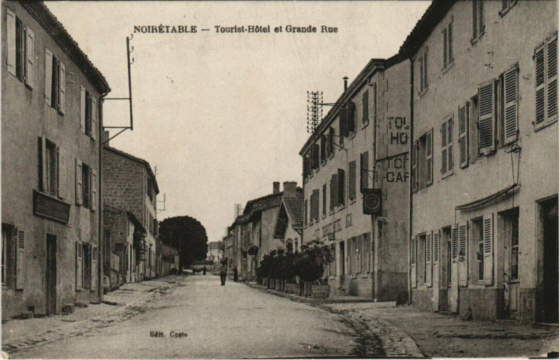 Carte postale ancienne Noiretable Tourist-Hotel et Grande Rue à Noirétable
