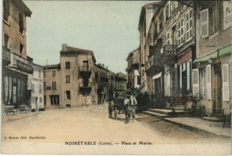 Carte postale ancienne Noiretable Place et Mairie à Noirétable