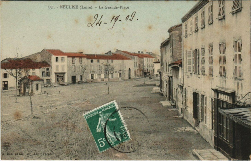 Carte postale ancienne Neulise Le Grande Place à Neulise